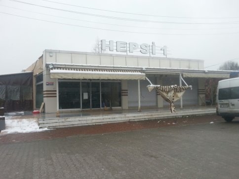 Akyazı'nın En Büyük Marketi Kapısına Kilidi Vurdu.