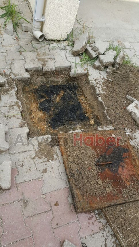 Lağım Çukuru Site Sakinlerini Mağdur Ediyor