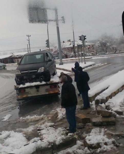 Kayan Otomobil Orta Refüje Çıktı
