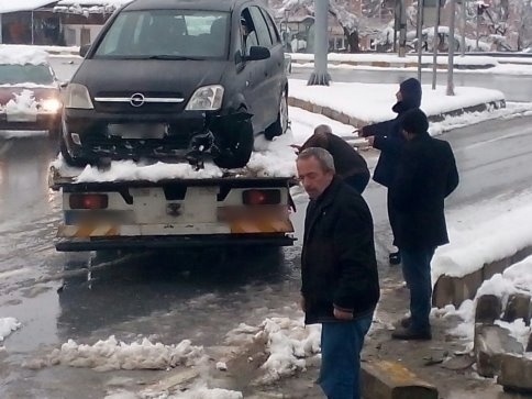 Kayan Otomobil Orta Refüje Çıktı