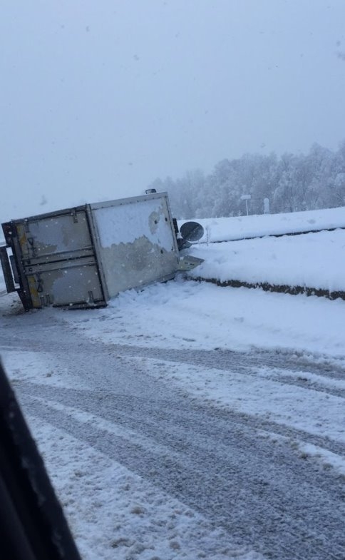 Buzlu Yolda Yoldan Çıkan Kamyon Devrildi
