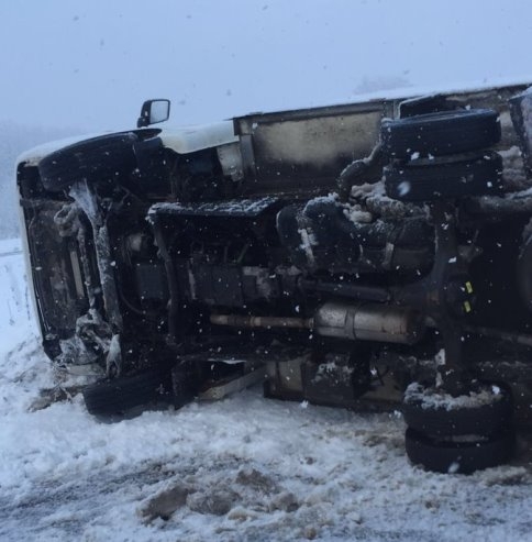 Buzlu Yolda Yoldan Çıkan Kamyon Devrildi