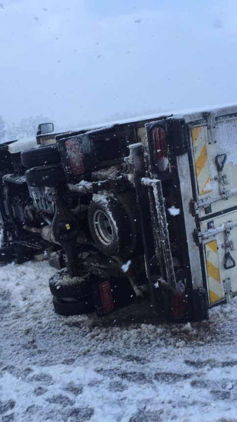 Buzlu Yolda Yoldan Çıkan Kamyon Devrildi