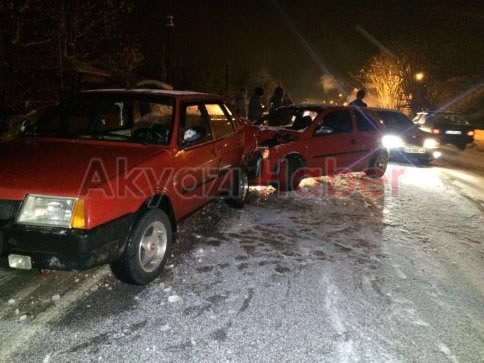 Akyazı Ormanköy Yolu Sapağında Kaza