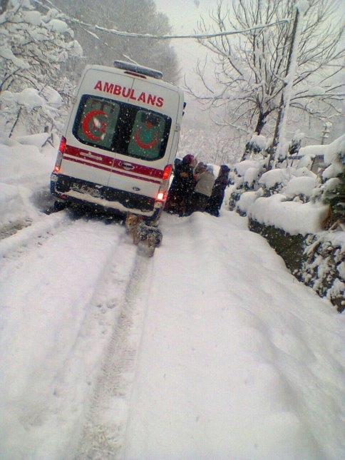 Kara Saplanan Ambulansı Komşuları İterek Çıkarttı
