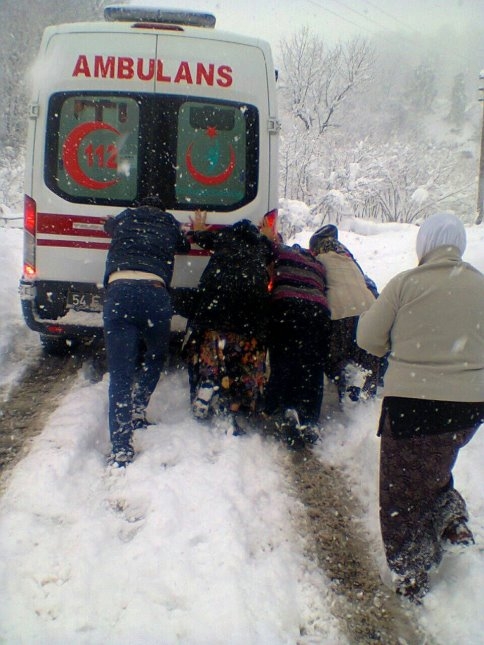 Kara Saplanan Ambulansı Komşuları İterek Çıkarttı