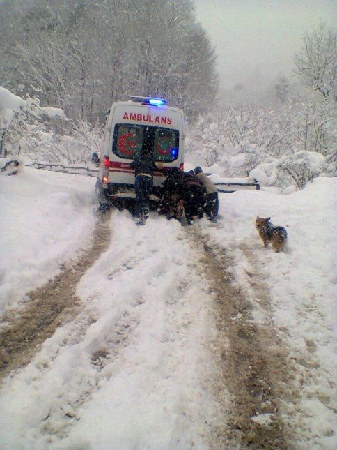 Kara Saplanan Ambulansı Komşuları İterek Çıkarttı