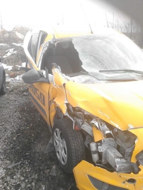 Kuzuluklu Taksici Tır'a Çarptı