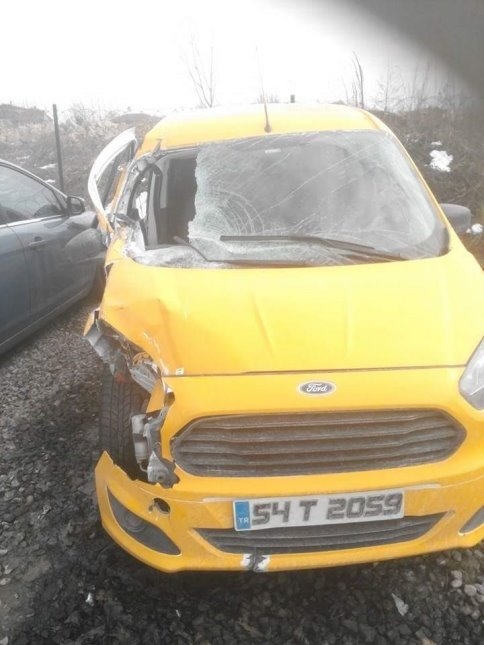 Kuzuluklu Taksici Tır'a Çarptı