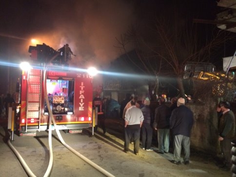 Samanlık ve Ahır yangını korkuttu