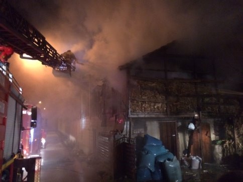 Samanlık ve Ahır yangını korkuttu