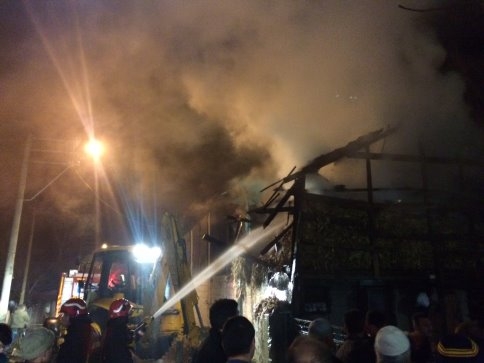 Samanlık ve Ahır yangını korkuttu