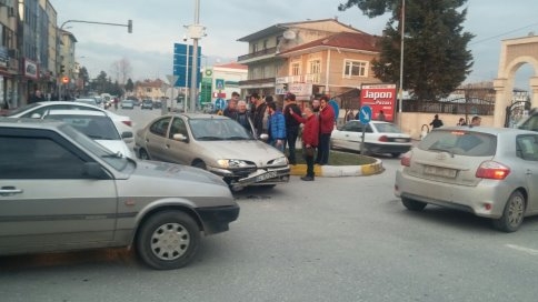 Konuralp İlkokulu Önünde Kaza