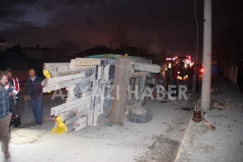 Kereste Yüklü Traktör Devrildi