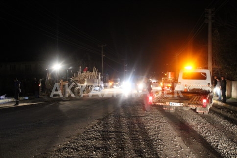 Kereste Yüklü Traktör Devrildi