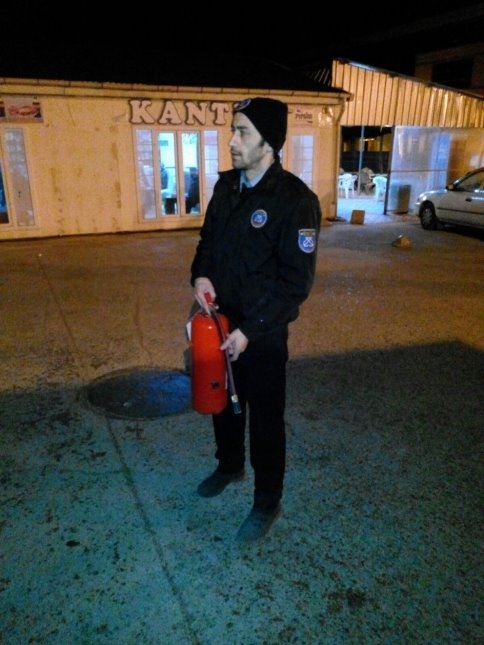 Alev Alan Otomobili Güvenlik Görevlileri Söndürdü