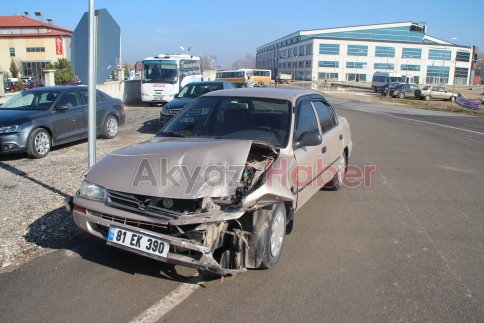 Hastane Kavşağında İki Araç Çarpıştı