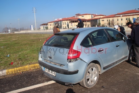 Hastane Kavşağında İki Araç Çarpıştı