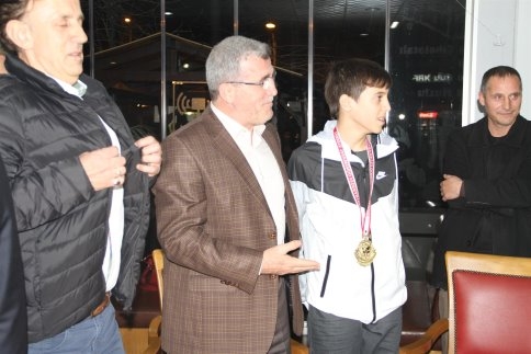 Başarılı Sporcuya Başkan Akcan’dan Ödül