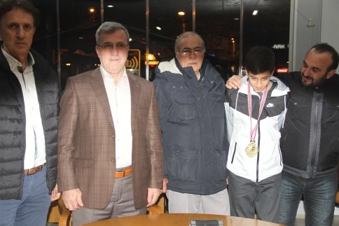 Başarılı Sporcuya Başkan Akcan’dan Ödül