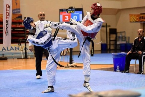 Başarılı Sporcuya Başkan Akcan’dan Ödül