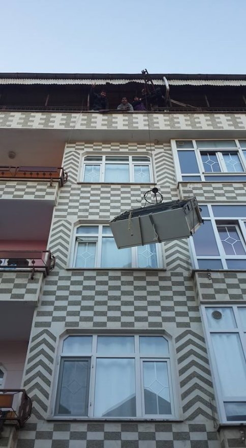 Akyazı İHH İkinci El Eşyaları İhtiyaç Sahibi Mültecilere Ulaştırıyor.