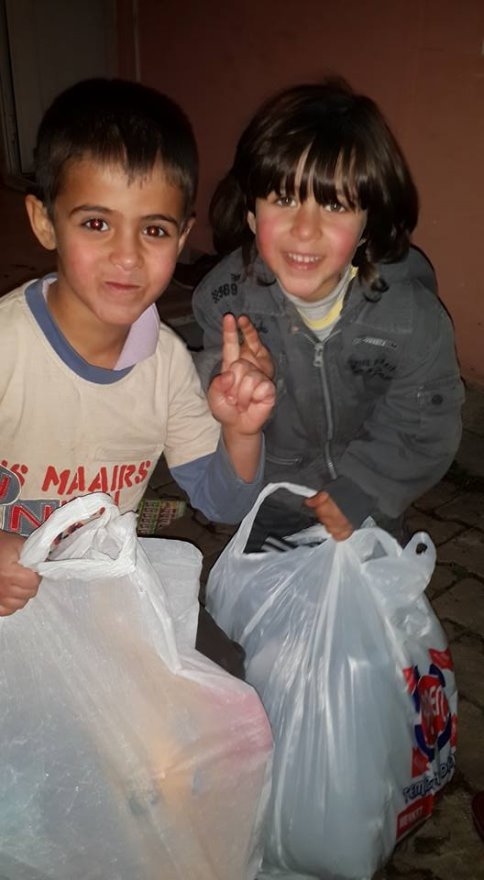 Akyazı İHH İkinci El Eşyaları İhtiyaç Sahibi Mültecilere Ulaştırıyor.