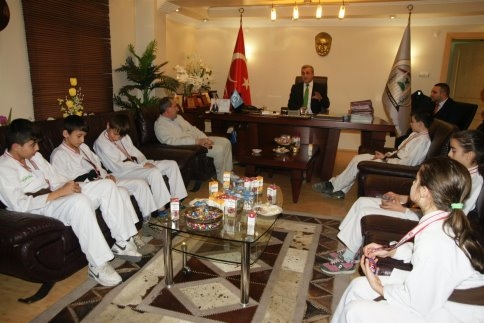 Başarılı Karatecilere Başkandan Ödül