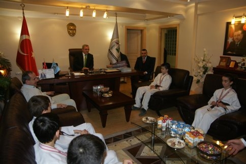 Başarılı Karatecilere Başkandan Ödül