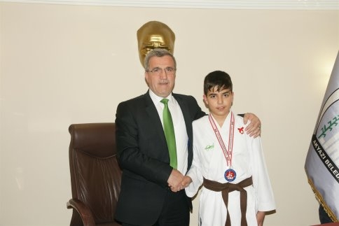 Başarılı Karatecilere Başkandan Ödül