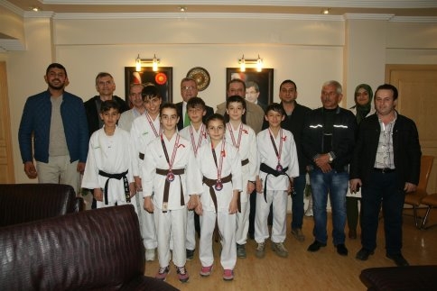 Başarılı Karatecilere Başkandan Ödül
