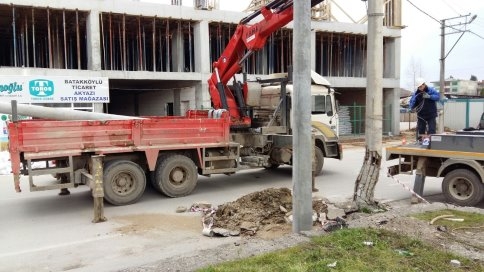 Tehlike Saçan O Elektrik Direğini SEDAŞ Yeniledi