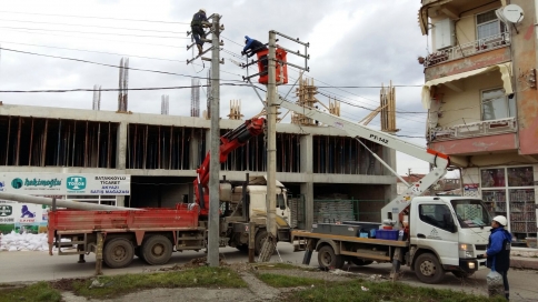 Tehlike Saçan O Elektrik Direğini SEDAŞ Yeniledi