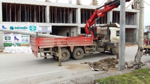 Tehlike Saçan O Elektrik Direğini SEDAŞ Yeniledi