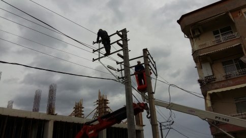 Tehlike Saçan O Elektrik Direğini SEDAŞ Yeniledi