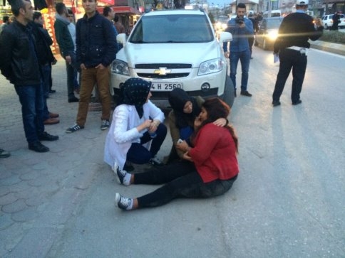 Genç  Kıza Motosiklet Çarptı