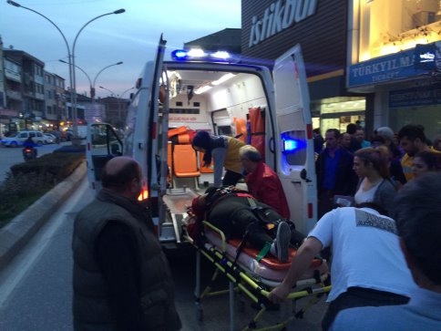 Genç  Kıza Motosiklet Çarptı