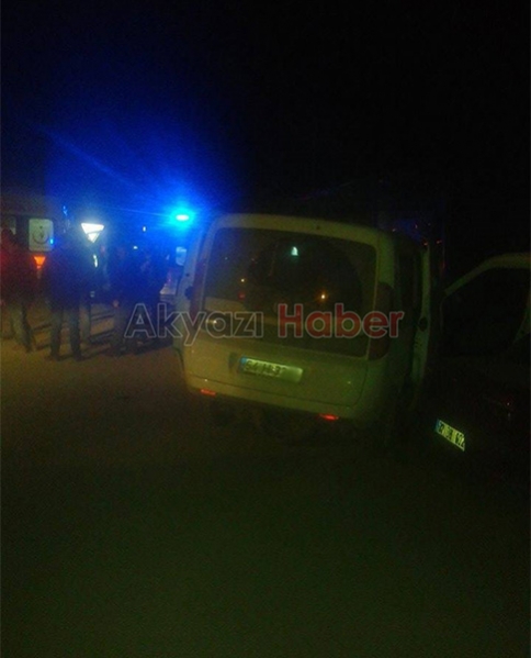 Kamyonun Sıkıştırdığı Panelvan Yolcu Durağına Daldı.