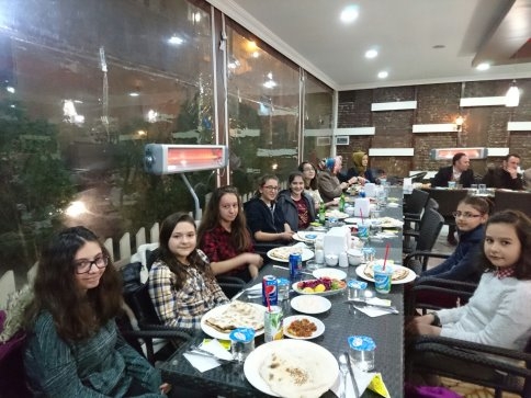 TEOG Sınavında Başarılı Olan Öğrencilere Yemek Ödülü 