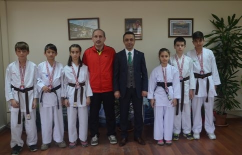 Karate Şampiyonları İl Müdürünü Ziyaret Etti