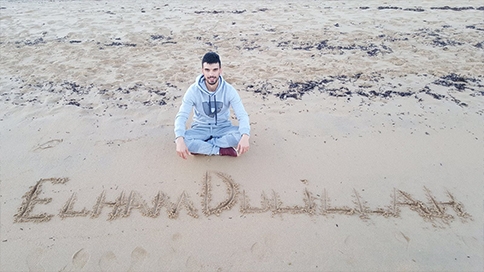 Kenan Sofuoğlu kumlara “Elhamdülillah” yazdı