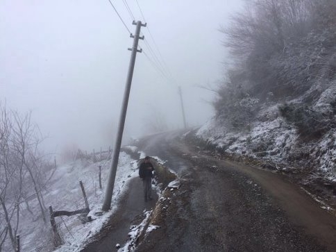 YOL 1 METRE ÇÖKTÜ ELEKTRİK DİREĞİ YANA YATTI