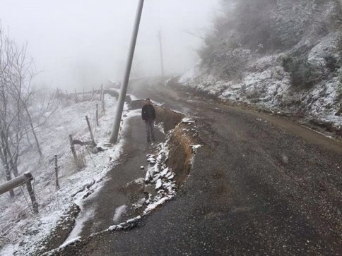 YOL 1 METRE ÇÖKTÜ ELEKTRİK DİREĞİ YANA YATTI