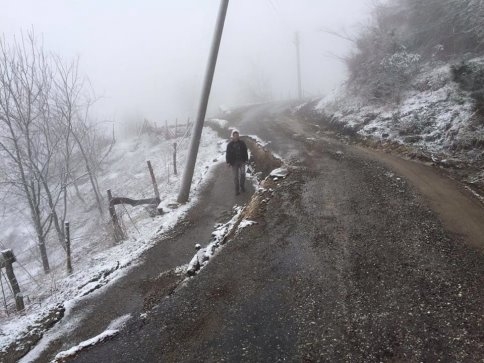 YOL 1 METRE ÇÖKTÜ ELEKTRİK DİREĞİ YANA YATTI