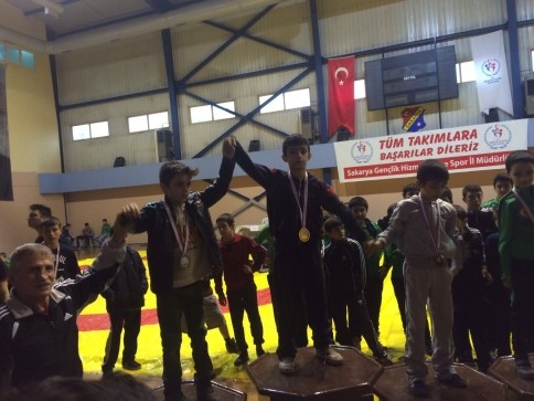 Güreş il seçmelerinde Akyazı'nın üstünlüğü