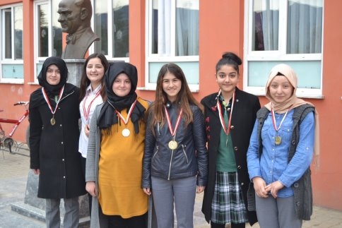 TEOG Sınavında Başarılı Olan Öğrencilere Ödül Verildi