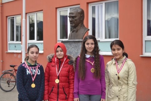 TEOG Sınavında Başarılı Olan Öğrencilere Ödül Verildi