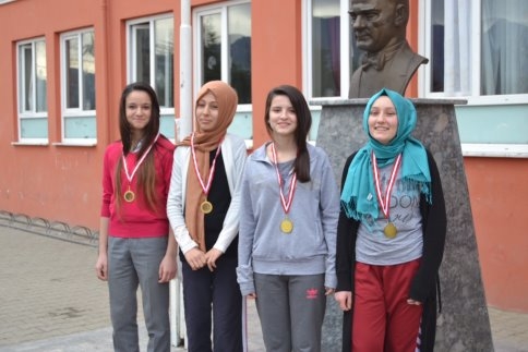 TEOG Sınavında Başarılı Olan Öğrencilere Ödül Verildi