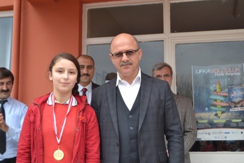 TEOG Sınavında Başarılı Olan Öğrencilere Ödül Verildi