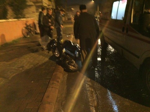 Halil Amcaya Namaz Çıkışı Motosiklet Çarptı 2 Yaralı